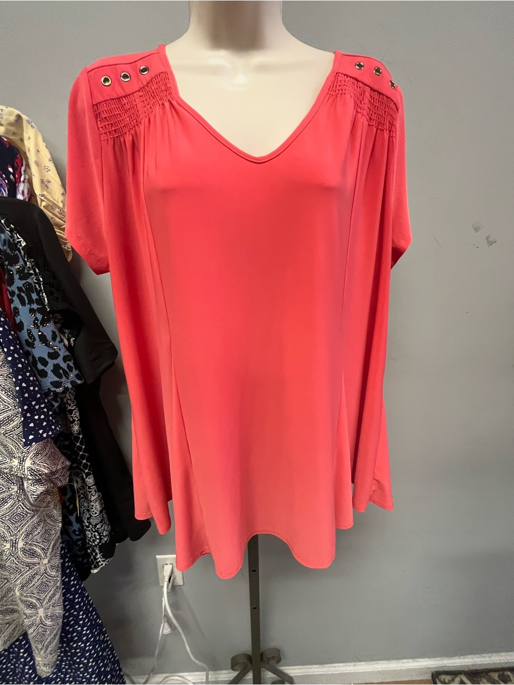 1575 / Women’s V-Neck Short Sleeve Top in Coral